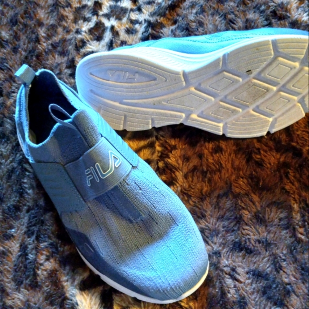 EUC Fila lightweight shoes sz 7W